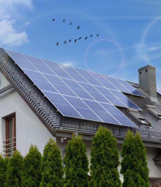 Saulės elektrinė ant namo stogo Saulės elektrinė ant namo stogo